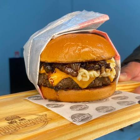 Pão brioche, smash burguer 100g, queijo cheeddar, picles, cebola e molho da casa.