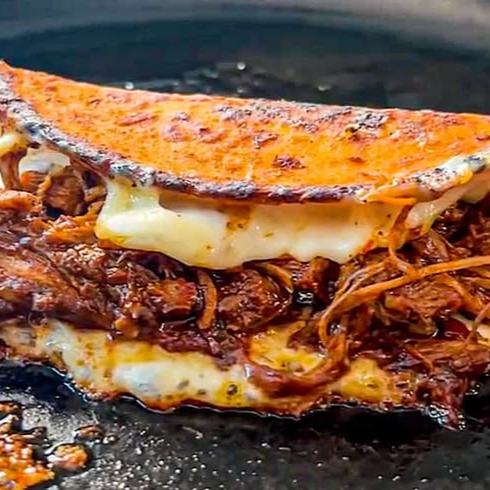 QUESABIRRIA DE RES CON TORTILLA DE MAIZ AMARILLO