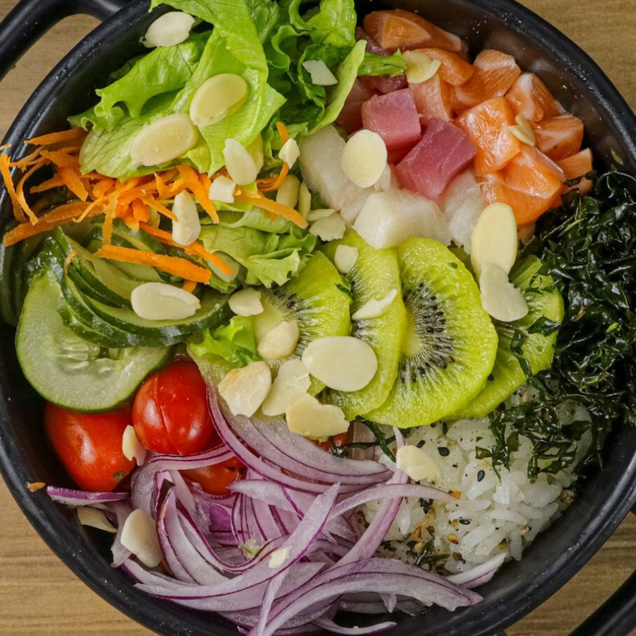 Base de arroz japonês com mix de folhas frescas, salmão atum e peixe branco em cubos. Molho clássico da casa. Acompanha sunomono, cenoura ralada, kiwi em fatias, couve crispy, cebola roxa, cebolinha, gergelim e amêndoas laminadas. Uma combinação leve, crocante e cheia de frescor.