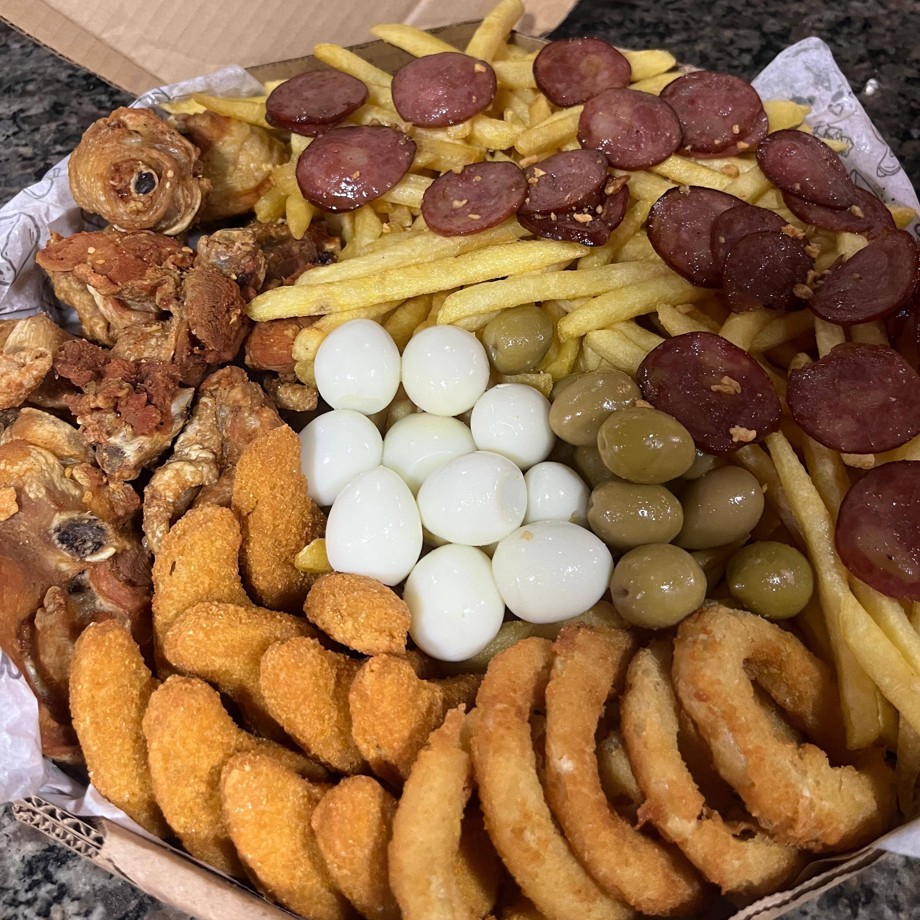 (CX30)Frango Apassarinho Batata Calabresa Nuggets Ovo De Codorna Anel De Cebola Cheddar Queijo Ralado Orégano ( serve 4 pessoas)