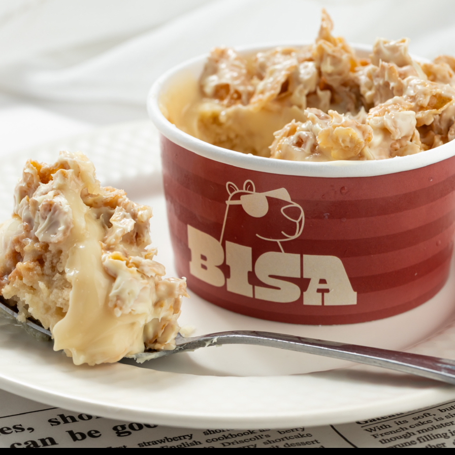 Delicioso bolo molhadinho massa de baunilha com recheio quatro leites e uma cobertura surpreendente e crocante feita com sucrilhos, chocolate branco.