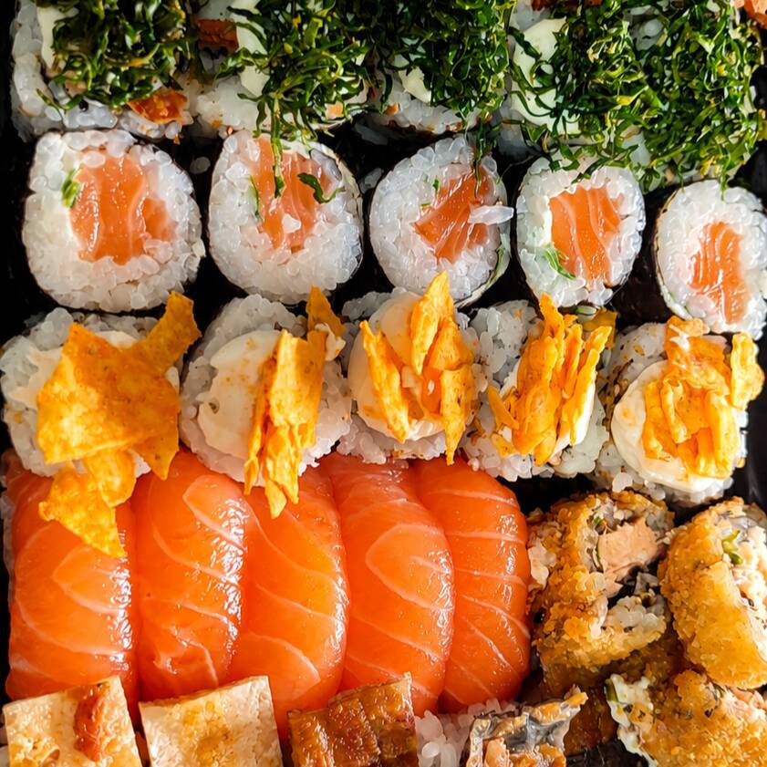 5 uramaki salmão grelhando com Doritos , 5 sushis de salmão, 5 makis Philadelphia , 5 uramaki de salmão grelhado,5 sushi skin ,5 hot Philadelphia e 5 uramaki salmao grelhado com cebola crispy