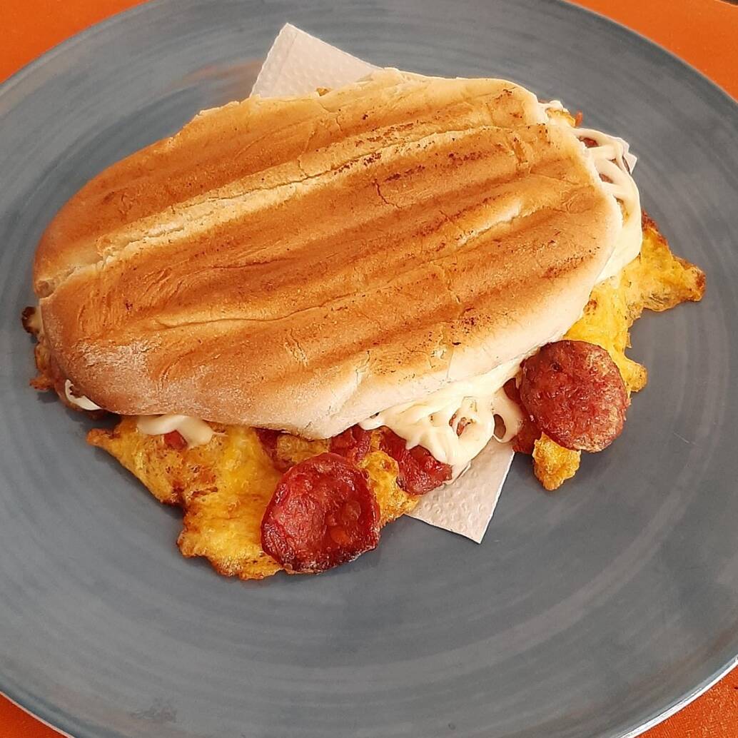 Torta Telera de Chorizo Español con Huevo