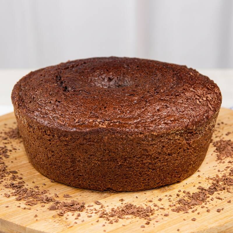O bolo de chocolate é um clássico da confeitaria, feito com uma massa macia e fofa de cacau, que pode ser recheado e coberto com diferentes tipos de cremes e coberturas, como brigadeiro ou Ninho. É uma delícia para os chocólatras de plantão!