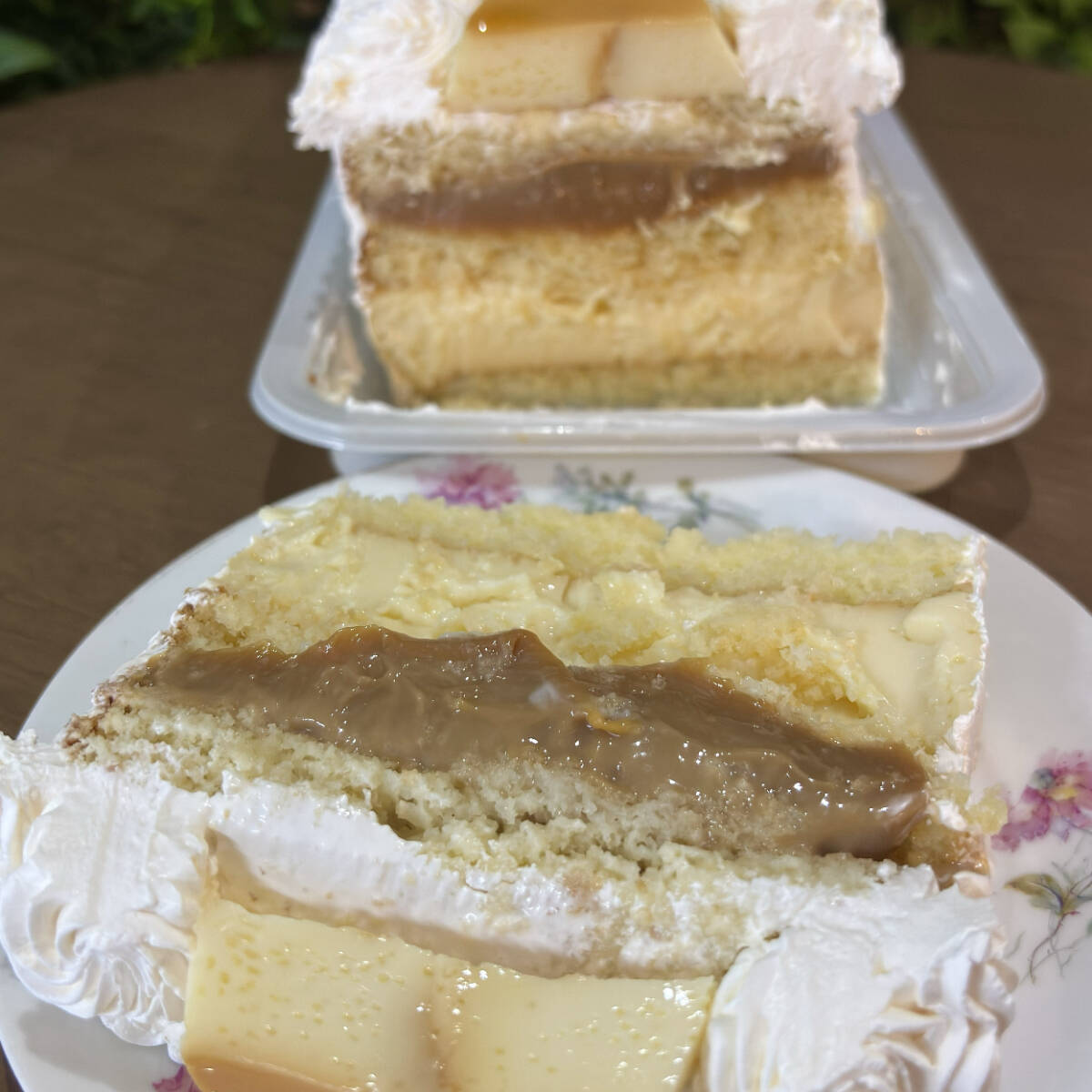 Massa branca bem molhadinha com recheio de pudim e uma camada de Doce de Leite.