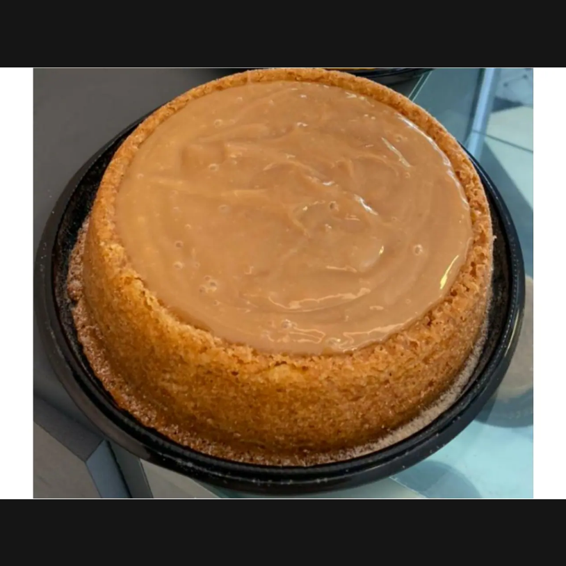 Delicioso bolo com cobertura cremosa de churros, leve sabor de doce de leite com canela, com aproximadamente 800g