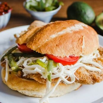 COMBO TORTA DE MILANESA DE POLLO+refresco
