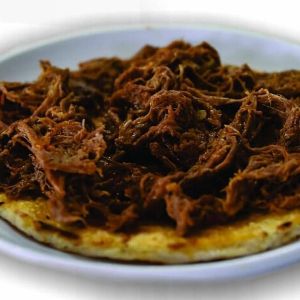Arepa de Tela con Carne Desmechada