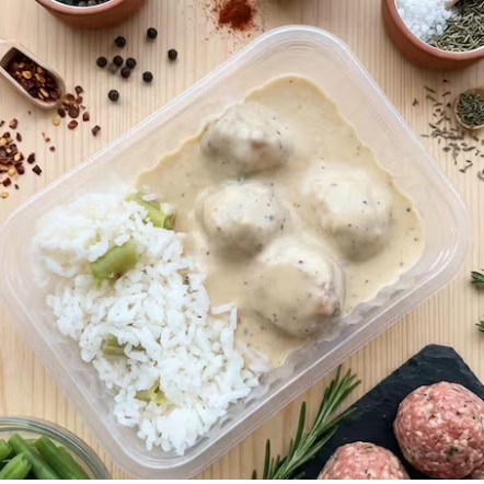 Almôndegas de carne ao molho branco por cima e arroz branco com vargem. (391 Calorias).
