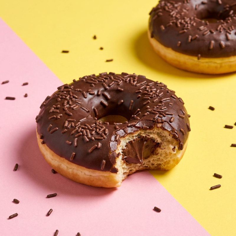 Donuts Brigadeiro com cobertura de brigadeiro de panela e recheio cremoso extra. Intensidade e cremosidade em dobro. Perfeito para chocólatras. Peça já!