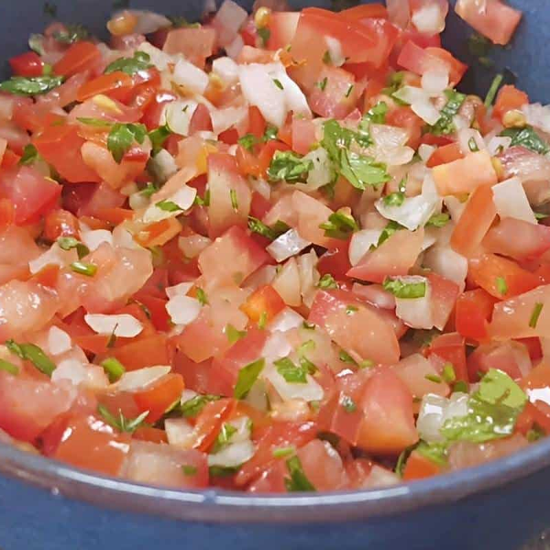 Tomate, Cebola, Cheiro Verde, Sal, Azeite e Vinagre.