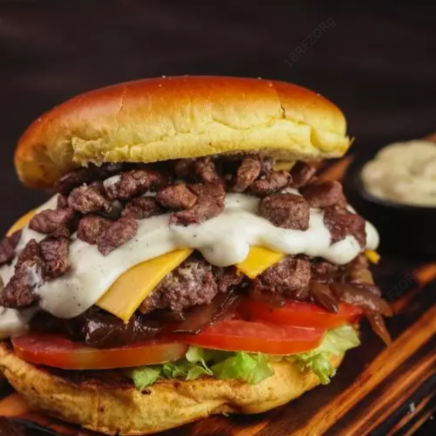 Pão bola, deliciosa carne artesanal tostada na chapa, 1x porção de Picanha assada na chapa, queijo cheddar derretido em cima da carne, alface fresquinho do Dia , tomate salada, cebola caramelizada ao shoyo, e por fim 1x camada de maionese cremosa artesanal.