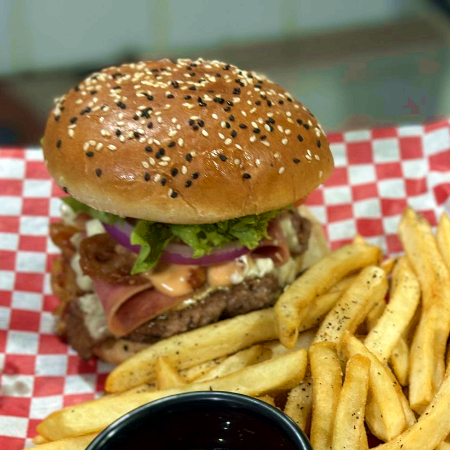 Combo Hamburguesa Tocino y Aros de Cebolla