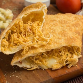 Um pastel de aproximadamente 20 cm, feito com massa crocante e dourada, recheio generoso e ingredientes selecionados para entregar uma experiência saborosa do começo ao fim.
Ingredientes: Frango e queijo muçarela