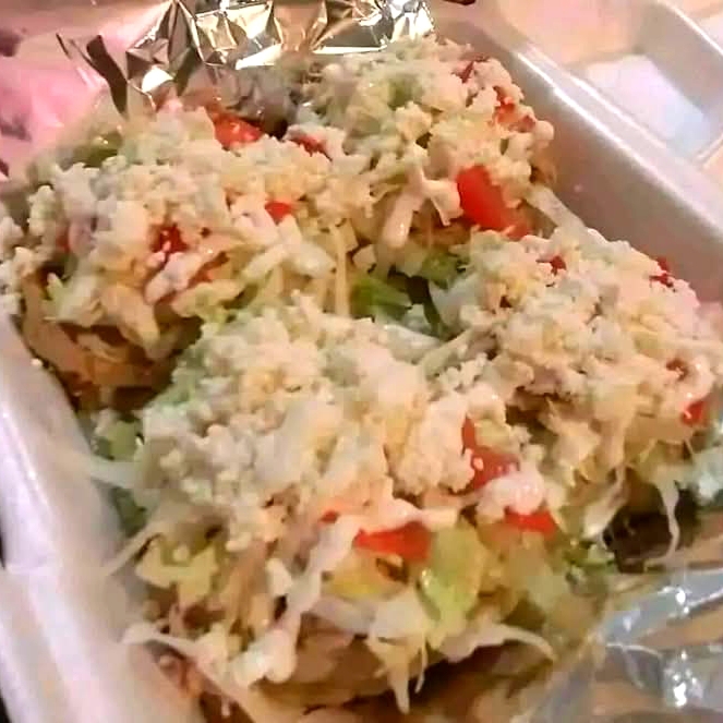 Sopes Bien Doraditos de Frijolitos con Deshebrada