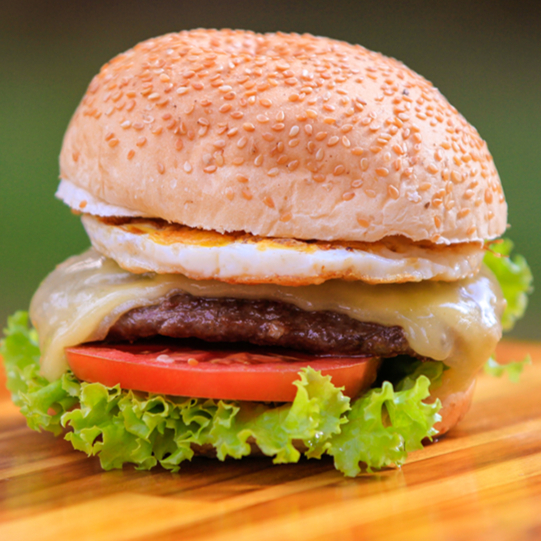PAO DE HAMBURGUER - HAMBURGUER BOVINO 100G - OVO - MUSSARELA - TOMATE ALFACE