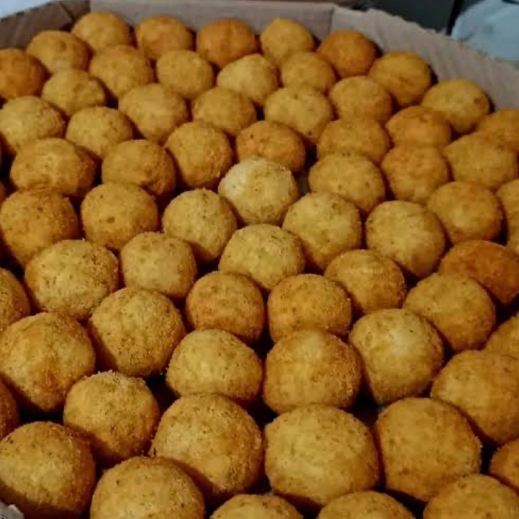 100 unidades de bolinha de queijo e presunto uma explosão de sabor