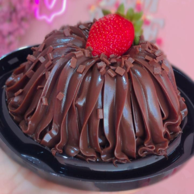 massa de chocolate com cobertura de chocolate