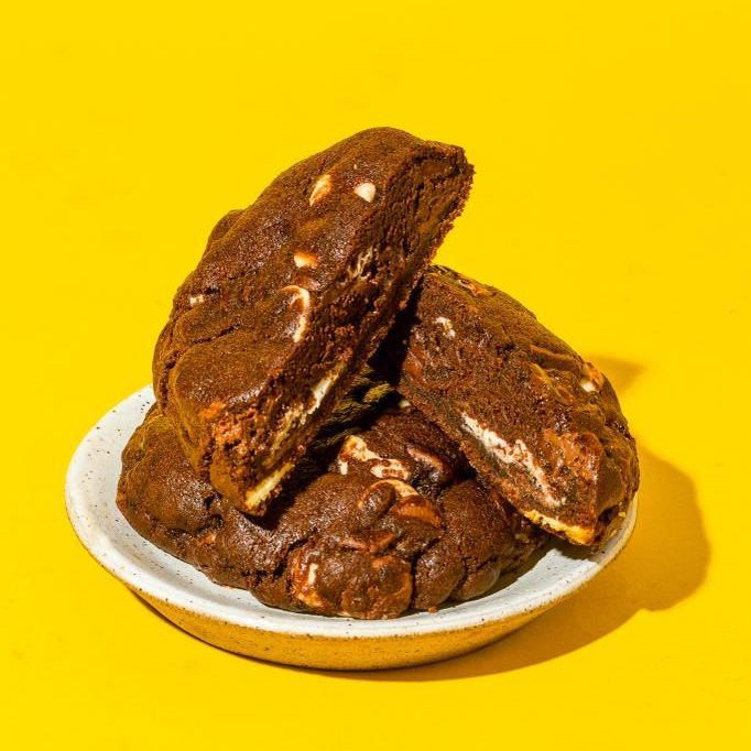 Um cookie triplo chocolate é um biscoito feito com massa de chocolate e enriquecido com três tipos de chocolate, como chocolate ao leite, chocolate meio amargo e chocolate branco, em forma de gotas ou pedaços, proporcionando uma experiência intensa e variada de sabores.