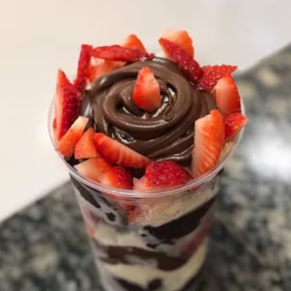 Açaí, morango, leite em pó, Nutella e leite condensado. *** Não mandamos separado ****