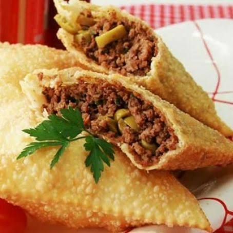 Deliciosa Massa crocante, recheio de carne moida temperadinha e azeitonas .