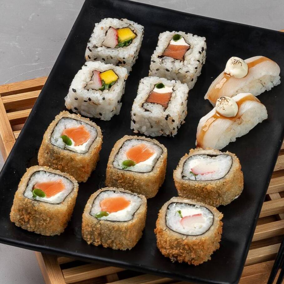 4 Roll Hot Philadelphia, 2 Roll Philadelphia, 2 Roll California, 2 Hot de kani, 2 Sushi tilapia sour.