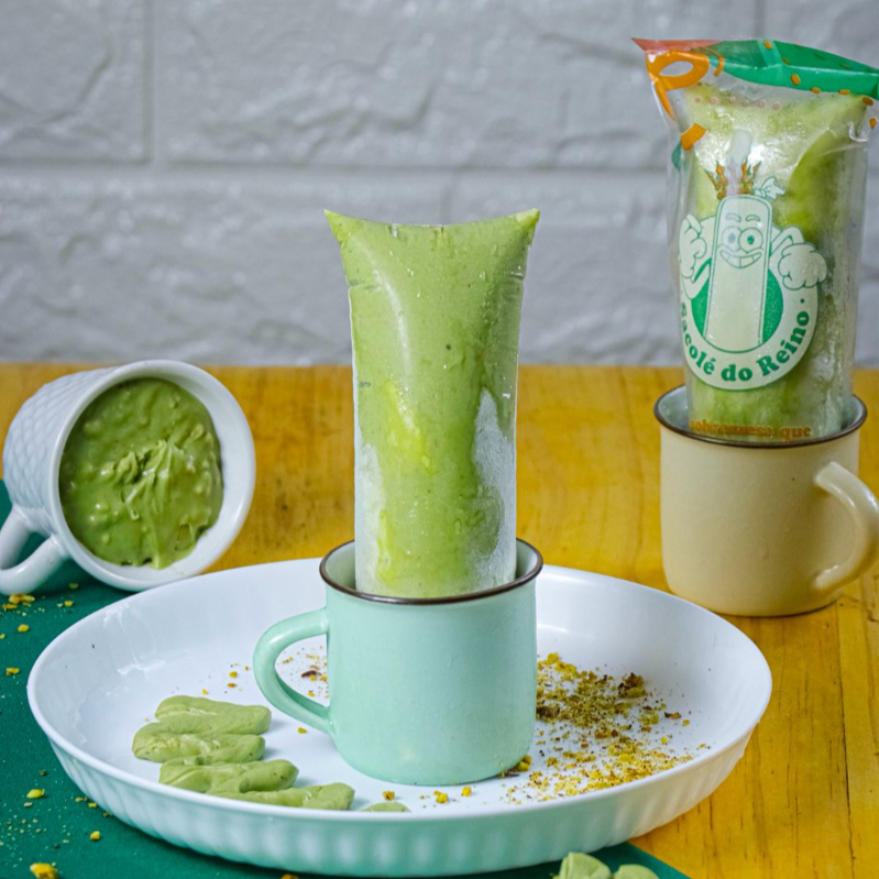 Base cremosa de pistache, recheada com pasta de pistache e pedacinhos da fruta, que trazem textura e crocância. A sobremesa ideal para quem é apaixonado por pistache, oferecendo uma experiência deliciosa e prática em cada mordida!