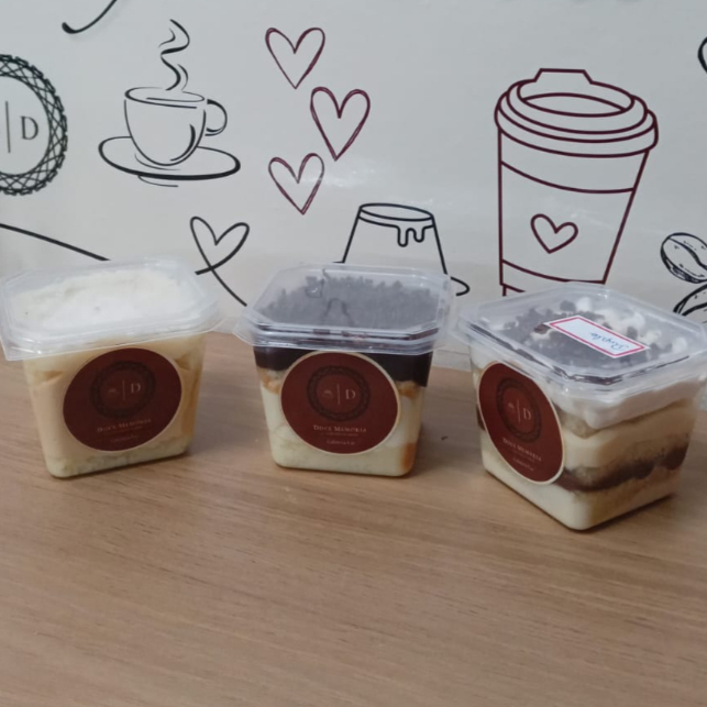 Camadas macias de bolo combinadas com creme de leite Ninho e pedaços de morango frescos, formando uma sobremesa cremosa, deliciosa e irresistível. Perfeito para qualquer hora do dia ou para adoçar momentos especiais!