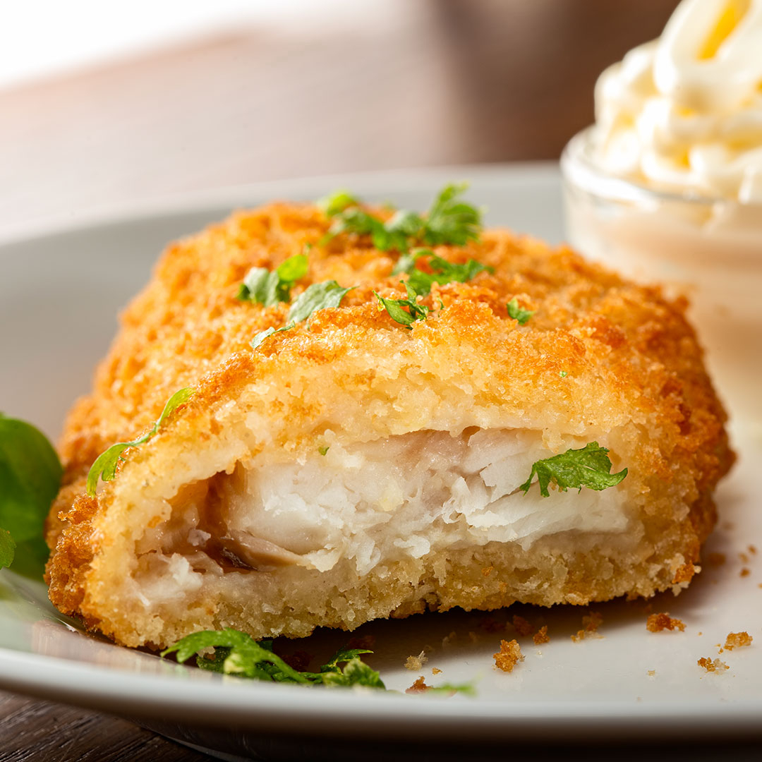 Tilápia à milanesa, crocante por fora e macia por dentro, servida com acompanhamentos que completam a refeição. Uma opção leve, saborosa e feita na medida certa. Acompanha: Arroz branco, farofa de bacon, batata-frita e feijão preto. Aproximadamente 500g.