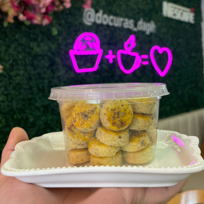 Biscoito amanteigado, leve e delicado, com sabor suave de orégano e textura que derrete na boca.
