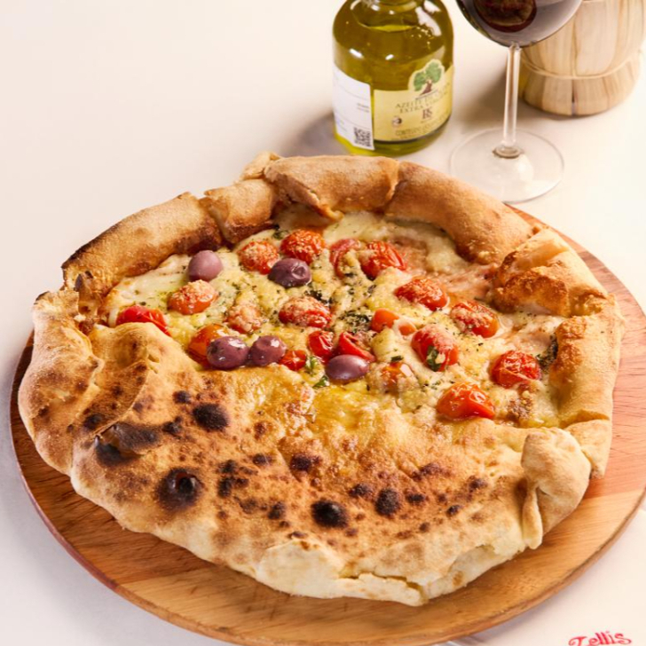 MARGHERITA SPECIALE Preparada com molho de tomates frescos, mozzarella de búfala, parmesão, tomates cerejas e finalizadas com manjericão fresco e azeitonas pretas fatiada. Calzone recheado de Calabresa