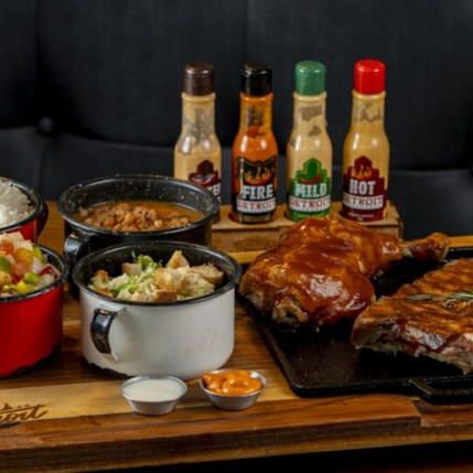 American Barbecue: Experimente costela suína e coxa e sobrecoxa com molho barbecue, acompanhados de 4 delícias e 2 molhos à escolha. O autêntico sabor do churrasco americano na sua mesa!