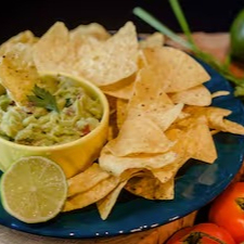 Delicie-se com a nossa Porção de Guacamole. Acompanham irresistíveis tortillas chips de milho, conhecidas como Totopos, crocantes e perfeitamente douradas, que harmonizam de maneira sublime com os 250g de Guacamole, meticulosamente preparado. Uma explosão de sabores que transporta o paladar para a autêntica culinária mexicana. Ideal para compartilhar, pois serve confortavelmente duas pessoas. Venha experimentar e se encantar!