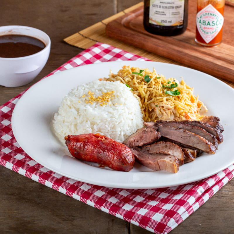 Arroz, feijão, salpicão ou fritas, farofa e 2 opções carnes