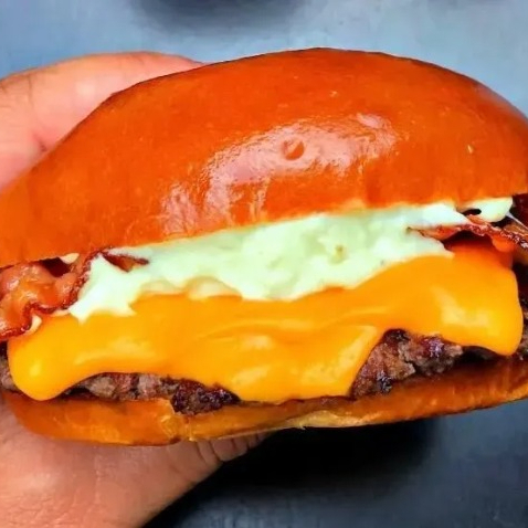 Pão brioche selado na manteiga, carne suculenta de 110g, queijo cheddar, bacon e uma deliciosa maionese da casa!