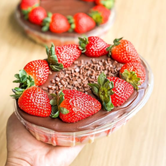 O presente perfeito para adoçar o Dia das Mães existe… e ele vem recheado de amor.
Nosso Bombom de Morango na Travessa é feito com morangos frescos, brigadeiro de ninho super cremoso e finalizado com uma generosa camada de brigadeiro ao leite. Uma sobremesa delicada, afetiva e perfeita para dividir momentos especiais com quem sempre cuidou de tudo com tanto carinho. ❤️
Serve até 4 pessoas.
Dia das Mães, presente para mãe, sobremesa para Dia das Mães, doce para mãe, bombom de morango, travessa de morango, morango com brigadeiro, sobremesa especial, almoço de Dia das Mães, sobremesa para família, doce gourmet, sobremesa cremosa, presente doce, delivery de doces, iFood Campinas, sobremesa para compartilhar, brigadeiro de ninho, sobremesa com morango, doce artesanal.