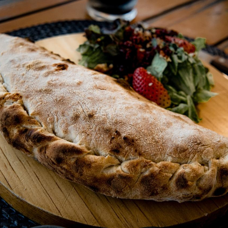 Calzone de Arrachera y Pimientos