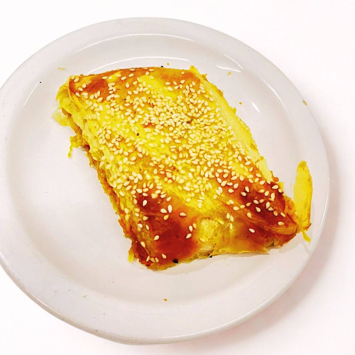 Massa folhada leve e crocante recheada com frango desfiado bem temperado. Dourado por fora e suculento por dentro, perfeito para um lanche saboroso.