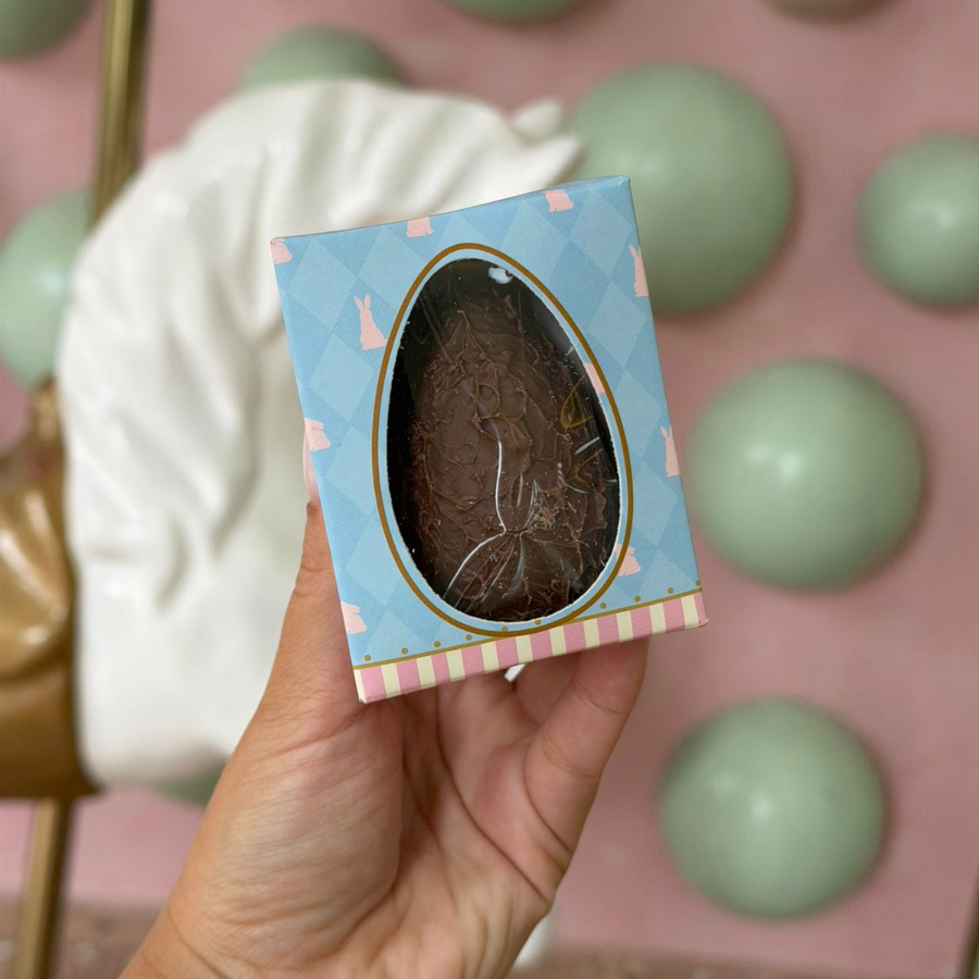 Casca de chocolate ao leite recheada com creme de Ninho e brigadeiro belga. Aprox. 70g.