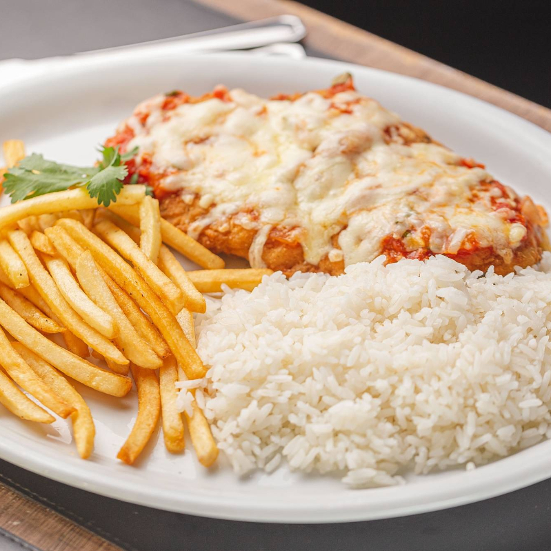 Frango parmegianna, arroz, feijão, macarrão, farofa e legumes.
