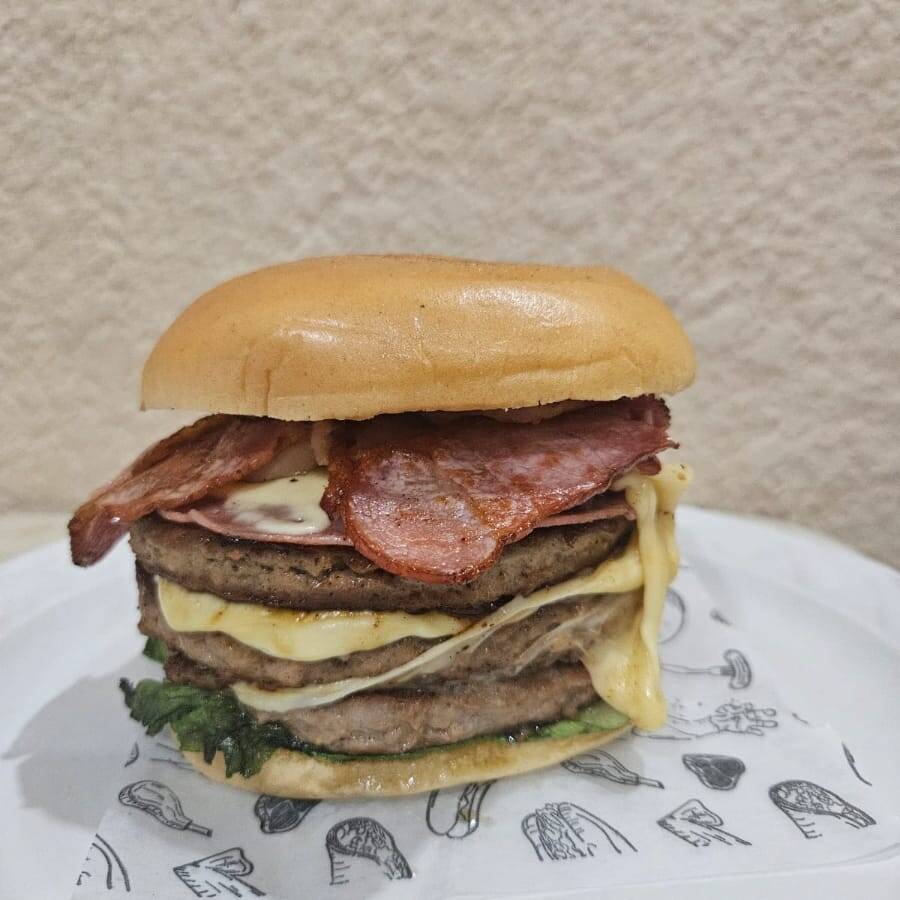 Tocino crujiente triple carne y queso
