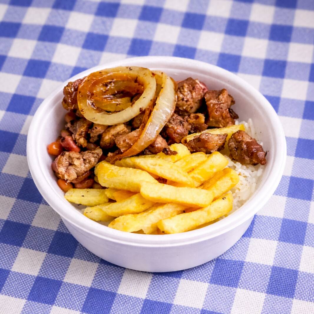 Marmita pequena, bem servida com arroz soltinho, feijão caseiro, batata frita crocante e carne de porco acebolada bem temperada. Refeição saborosa para o dia a dia.