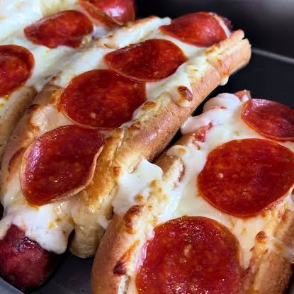 PIZZA DOGO. (INCLUYE PAPAS & SODA)