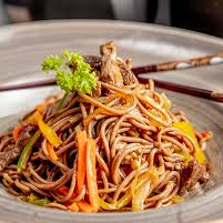 Pimentão, Cebola, Cenouras, Cebolinha, Vagem, Temperados Ao Molho Shoyu Suave, Acompanha Batata Frita e 1 Unidade De Rolinho Primavera e Frango Empanado