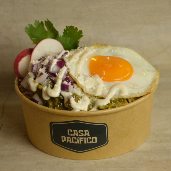 Chilaquiles con Huevo Estrellado Cocido