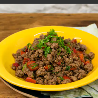 Carne moída bem temperada, refogada no ponto certo, macia e cheia de sabor, trazendo aquele gostinho de comida caseira que agrada em qualquer refeição. Acompanha arroz soltinho, feijão fresquinho, farofa e a sua escolha entre salada ou purê, deixando o prato ainda mais completo e do seu jeito.