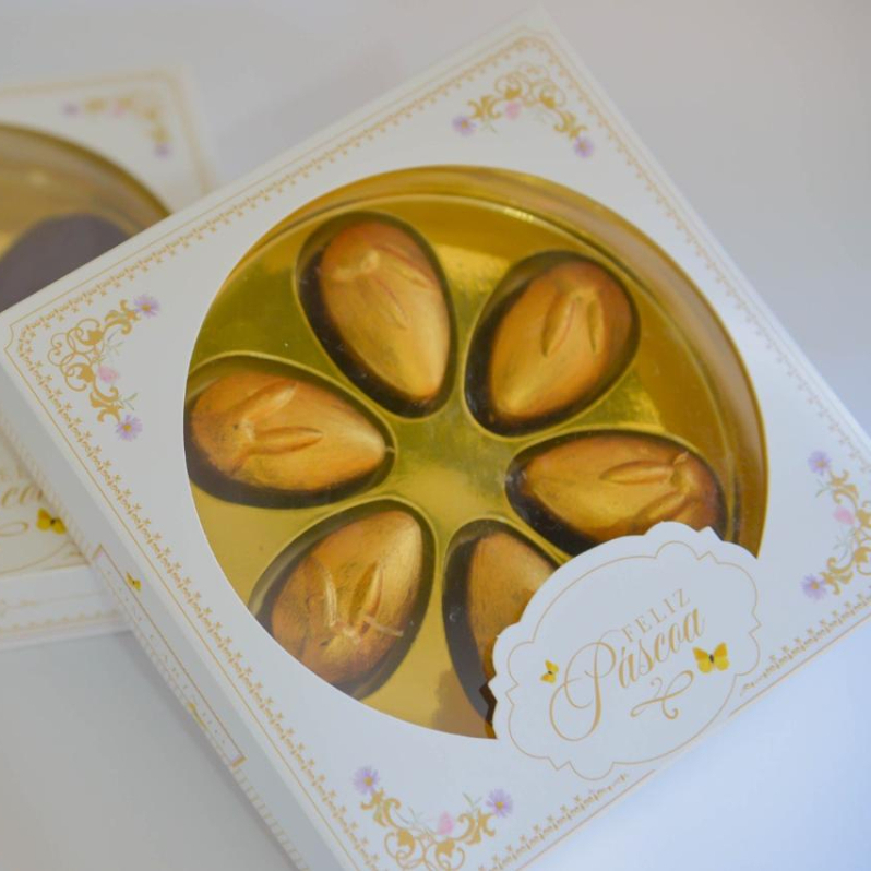 Contem 6 mini ovos recheados com brigadeiro preto e brigadeiro branco