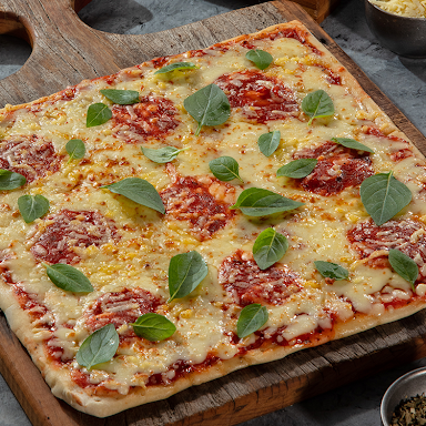 Escolha o sabor que mais combina com você entre nossas opções disponíveis de Pizza Média (25cm X 25cm). Preparada na hora com massa artesanal, molho de tomate especial e ingredientes de primeira. Aproveite!