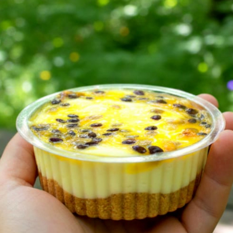 Tortinha com base de FAROFINHA DE BSCOITO MAISENA, creme de ninho e geléia de maracuja artesanal. Aprox. 120g.