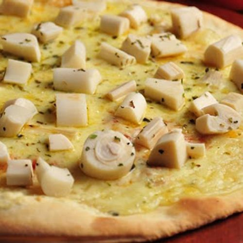 Pizza Palmito com mussarela , molho de tomate, CHAMPIGNON , AZEITONA E ORÉGANO.